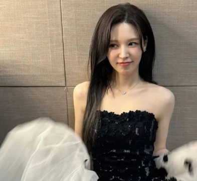Мы с вами завершили с образами участниц BLACKPINK. И настал момент новой женской группы в этой рубрике и это RED VELVET!!
И первой буде Венди!!! Выбирайте понравившейся наряд!!