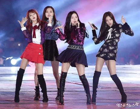 Мы собрали для вас 32 самых популярных live выступлений группы BLACKPINK. Настало время выбрать лучшее!