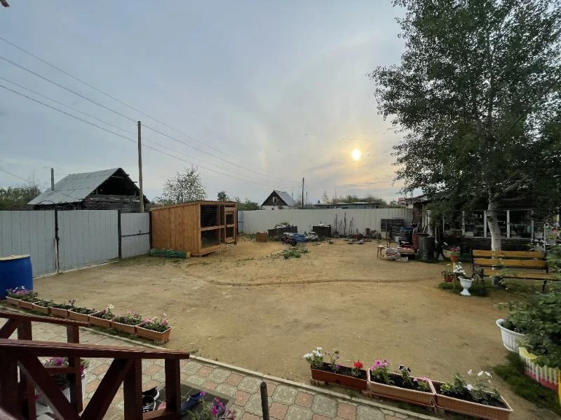 Это вид из крыльца дома, рядом стоят цветы, вдали слева собачья будка, а справа старый дом (который служит мастерской) Это вид из крыльца дома, рядом стоят цветы, вдали слева собачья будка, а справа старый дом (который служит мастерской)