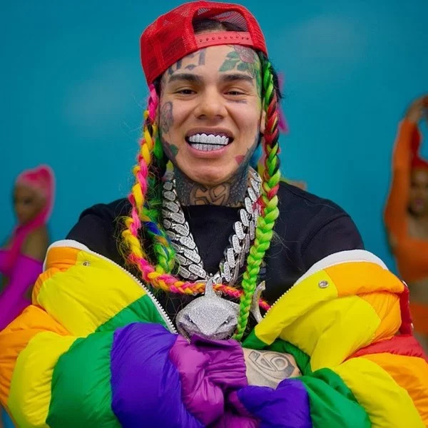 6ix9ine, он же Daniel Hernandez, американский рэпер из Бруклина.
Известен скандальными историями, агрессивным чтением рэпа и разноцветными волосами. Слушатели радужного - турнир для вас ;)