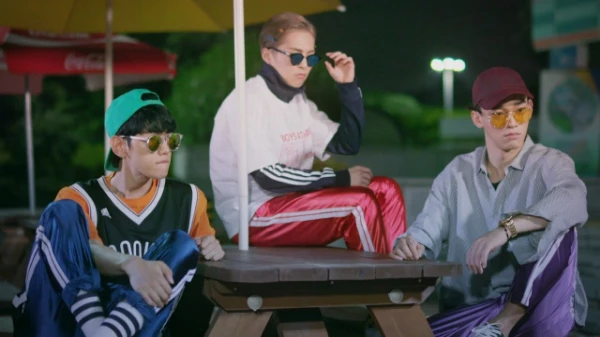 Рандомные песни из плейлиста старшей сестры. Часть 1. Сестра слушает k-pop с 2012 года. Надеюсь, найдёте себе что-нибудь новенькое (хотя скорее старенькое)