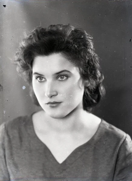 Подборка фотографий жительниц Иркутска и окрестностей 1950х. Источник Иркутское областное государственное автономное учреждение культуры Архитектурно-этнографический музей "Тальцы"
