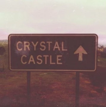 Crystal Castles — канадская группа, исполняющая экспериментальную электронную музыку. Изначально дуэт состоял из Итана Кэта (Ethan Kath) и Элис Гласс (Alice Glass).