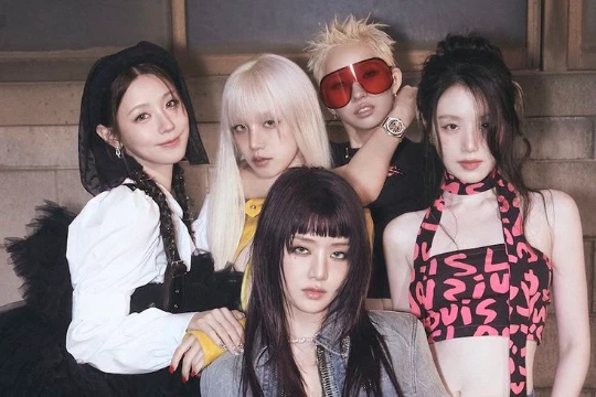 Вижуал в k-pop — это «лицо» группы, самый красивый участник. 
Роль вижуала выполняют участники группы с самой привлекательной или необычной внешностью.
