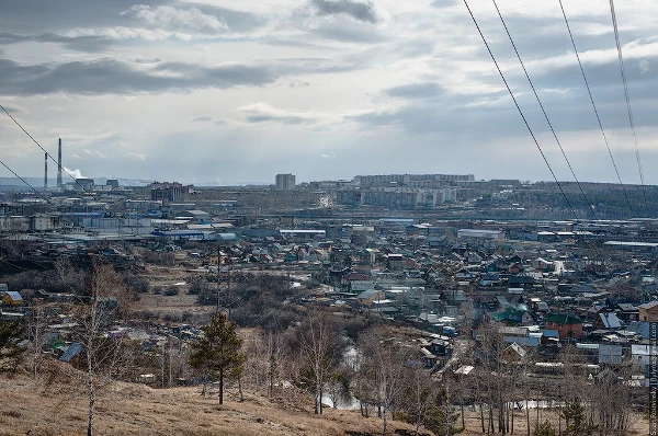 Многие российские города представляют из себя серую и унылую структуру. Одинаковые серые здания, плохие дороги и отсутствие перспектив. Я отобрал города по разным критериям, просто выбери худший!