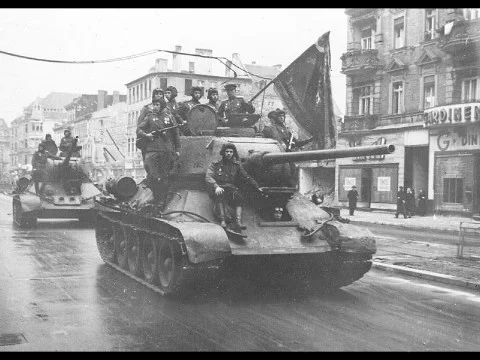 Вы пробились в Берлин. Это может быть концом Второй Мировой Войны! Надо добраться в мэрию! В атаку!