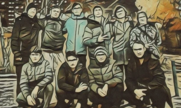Серые панельки, мигающий фонарь, девять друзей за спиной. Ты самый слабый, но у тебя есть план. Эта драка на кулаках не про победу — про цену верности. Сможешь ли ты победить?
