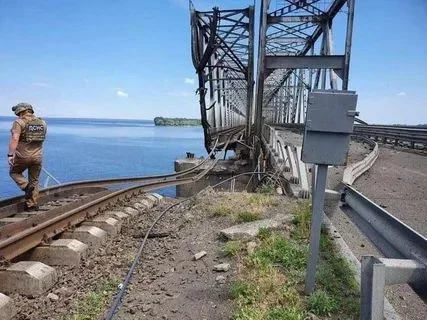Железнодорожный мост разрушен, а автомобильный нет. Точность или удача? Железнодорожный мост разрушен, а автомобильный нет. Точность или удача? 