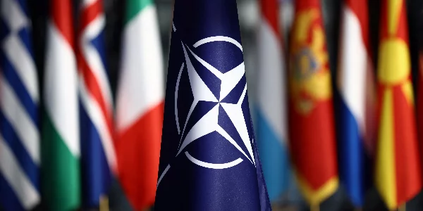 НАТО — союз государств от Европы до Северной Америки. Он обеспечивает уникальную связь между этими двумя континентами, давая им возможность консультироваться и сотрудничать в области обороны.