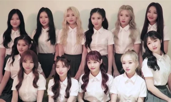 
Loona — южнокорейская гёрл-группа, сформированная компанией BlockBerry Creative. Loona (кор. 이달의 소녀; стилизуется как LOOΠΔ, читается как Луна; «Девушка месяца» 