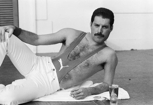 Величайший вокалист всех времён и народов (моё мнение) солист группы Queen и просто великий человек ФРЕДДИ МЕРКЬЮРИ. Сегодня ты проверишь свои знания о нём. Поехали)