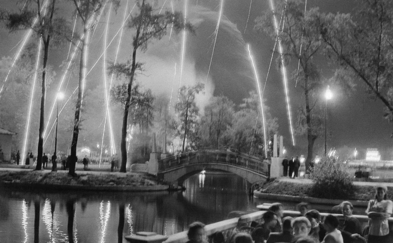 Салют в Парке Горького на День Победы, 1955 г. Салют в Парке Горького на День Победы, 1955 г.