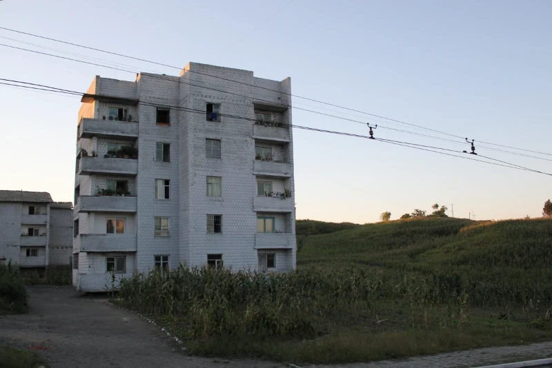 Пятиэтажный дом в городе Анджу. Построен в 1968 году Пятиэтажный дом в городе Анджу. Построен в 1968 году