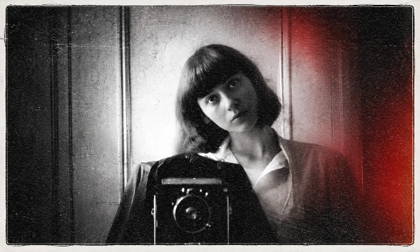 Диана Арбус — «королева чарующей фотоантиэстетики» и веха критической фотографии. Её работы отличает глубокий психологизм, пристальное внимание к маргинализированным личностям и феномену инаковости.