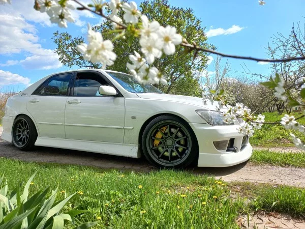 В тесте присутствуют: Toyota Altezza, Toyota Altezza Gita, Lexus IS200, Lexus IS300 