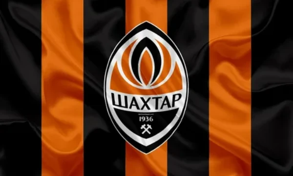 Я хочу вам предложить выбрать по вашему мнению кто должен победить лч и забрать кубок , поставьте лайк