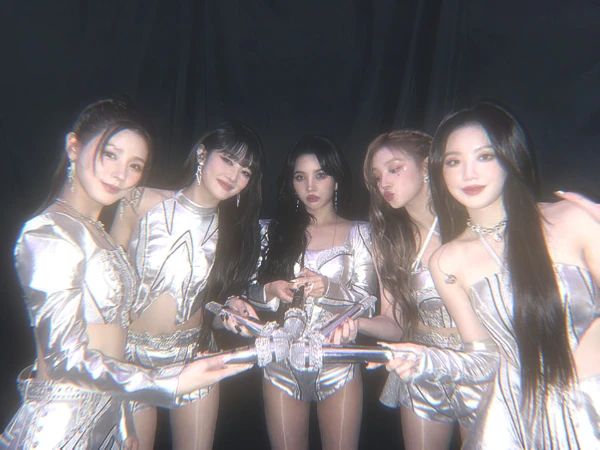(G)I-dle — южнокорейская гёрл-группа, сформированная в 2018 году компанией Cube Entertainment. Коллектив состоит из пяти участниц: Соён, Миён, Минни, Юци и Шухуа.♪⁠ 