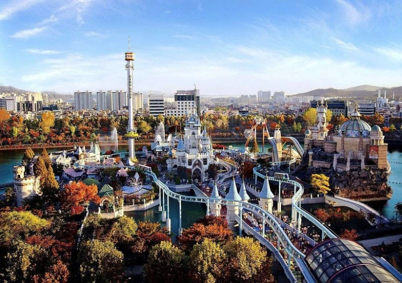  Крытая зона парка Lotte World состоит из четырех этажей и одного подземного этажа, на котором расположен крытый каток. На первом этаже в крытой зоне расположены фудкорты, кафе, рестораны, сцена для выступления, а также несколько аттракционов. На 2,3,4 этажах находятся аттракционы.
Magic Island состоит из одного этажа, в этом пространстве вперемешку находятся и аттракционы, и фудкорты. Также на острове находится Замок Авроры, в нем нет аттракционов, там просто можно погулять и пофотографироваться Крытая зона парка Lotte World состоит из четырех этажей и одного подземного этажа, на котором расположен крытый каток. На первом этаже в крытой зоне расположены фудкорты, кафе, рестораны, сцена для выступления, а также несколько аттракционов. На 2,3,4 этажах находятся аттракционы.
Magic Island состоит из одного этажа, в этом пространстве вперемешку находятся и аттракционы, и фудкорты. Также на острове находится Замок Авроры, в нем нет аттракционов, там просто можно погулять и пофотографироваться
