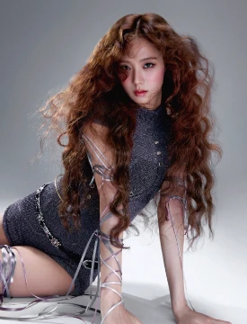 Здесь аутфиты Jisoo с выступлений, фотосессий, повседневные, с клипов и т.д.
Случайно могли попасть повторки! 