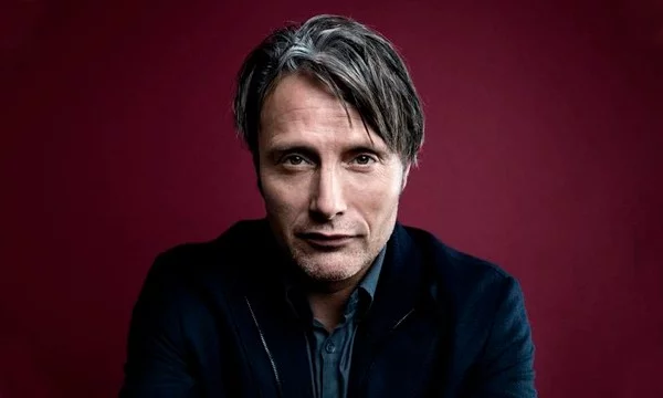 Mads Dittmann Mikkelsen родился 22 ноября 1965 года в Копенгаген, Дания. 
Удостоен Приза Каннского кинофестиваля за роль в фильме «Охота». Награждён рыцарским орденом Даннеброг лично королевой Дании.