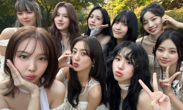 TWICE (트와이스) - женская группа компании JYP Entertainment. Они были сформированы в результате шоу SIXTEEN и официально дебютировали 20 октября 2015 года с мини-альбомом The Story Begins. 