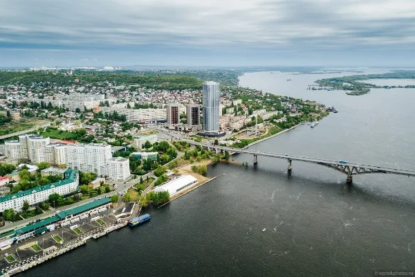Вы бомж в Саратове   чудесном городе  , но жизни в этом городе нет , с каждым годом все больше людей становятся бомжами , рабочие места занимают негры из африки , и вы решили сбежать от сюда  