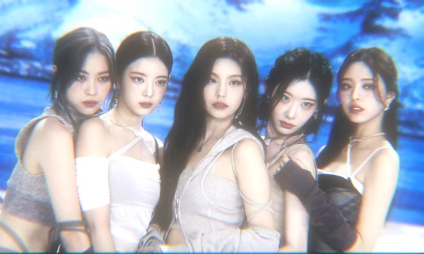 ITZY (있지) - женская группа из пяти участниц компании JYP Entertainment. Они дебютировали 12 февраля 2019 года с сингловым альбомом "IT'z Different".★