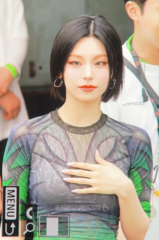(◕‿↼) (◕‿↼)
