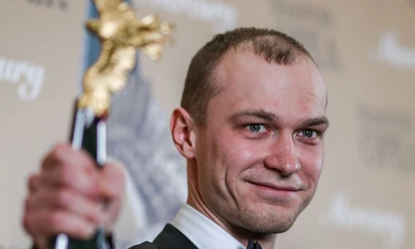 В турнире 32 популярных актера, основываясь на сайте Кинопоиск. Я указал их известные работы, среднюю оценку и общее количество оценок на сайте (для этих параметров брал 10 самых популярных работ)