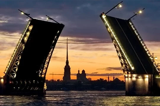 Говорим о местах, которые стоит посетить в Санкт-Петербурге. Их очень много, так что извините, если вашего любимого нет:)
Подошёл к вопросу расширительно, и кое-что это скорее то, что следует сделать