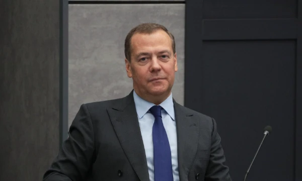 Дмитрий Медведев (1965-...) - третий президент РФ помимо Ельцина и Путина. Занимал пост президента лишь однажды - с 2008 по 2012 года.
[здесь могла быть ваша реклама]
