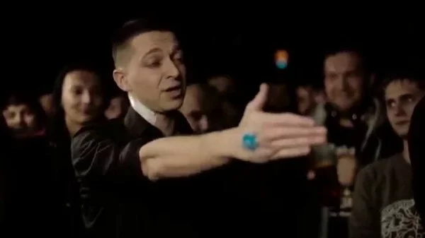 Тут собраны мэшапы оксимирона из баттла Oxxxymiron против Johnyboy 12 апреля 2015 года. В первом раунде Оксимирон начал таким способом высмеивать своего противника и из этого появился мем-мэшап