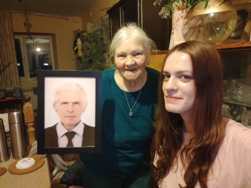 я, моя прабабушка (92 года) и портрет моего прадедушки, которого сейчас нет в живых, но я его очень люблю. я, моя прабабушка (92 года) и портрет моего прадедушки, которого сейчас нет в живых, но я его очень люблю. 