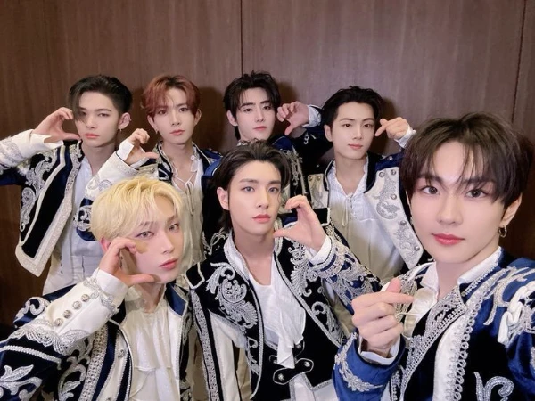 Enhypen- мужская k-pop группа из семи участников, которая была сформирована по итогам шоу на выживание I-LAND. Они дебютировали 30 ноября 2020 года.