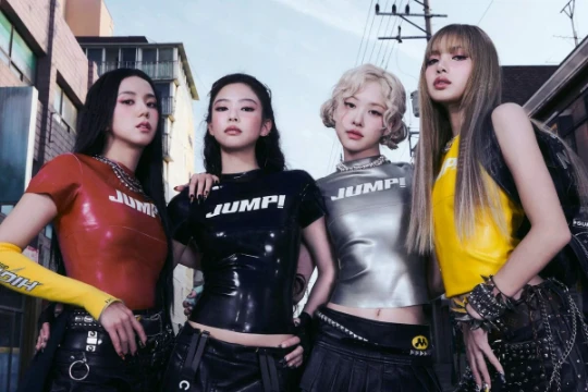K-pop-группа — это коллектив, исполняющий музыку в жанре K-pop (сокращение от Korean pop). Отличительная черта K-pop — смесь различных стилей: поп-музыки, хип-хопа, EDM, рока и даже элементов традицио