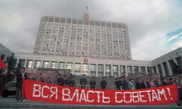 Сможешь ли ты сохранить остатки советской власти на самом большом осколке СССР - России? Вам предстоит защитить Верховный Совет и не дать президентскому путчу уничтожить власть советов. 