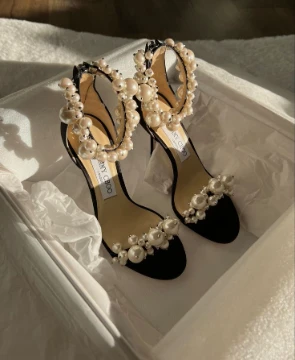 Jimmy Choo — малайзийский дизайнер обуви, основатель компании Jimmy Choo Ltd (1996). Родился 15 ноября 1948 года в Джорджтауне, Малайзия