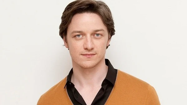 Шотландский актер. Он дебютировал в качестве актера в роли подростка в фильме Соседняя комната 1995 и появлялся в основном на телевидении до 2003 года, когда началась его карьера в полнометражном кино
