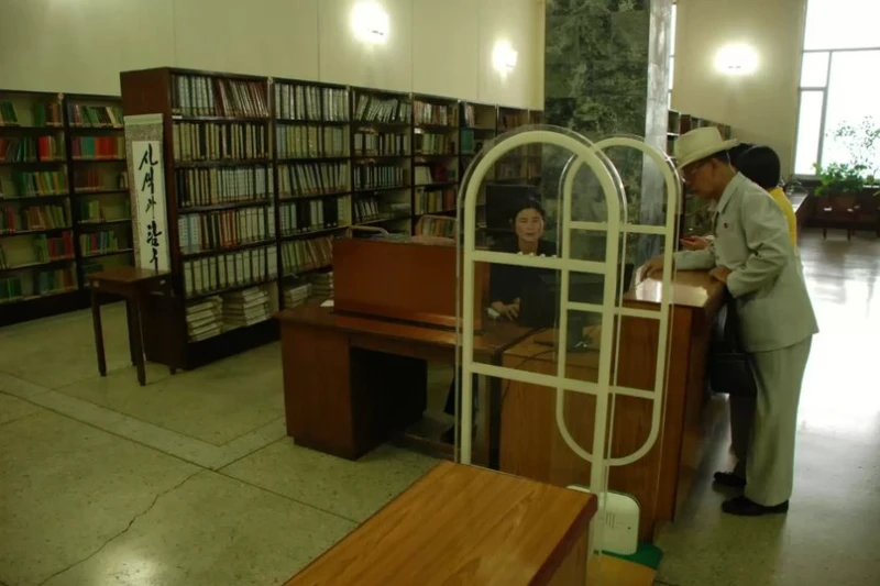 Типичная библиотека в КНДР Типичная библиотека в КНДР