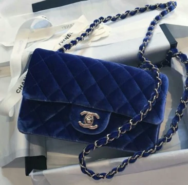 Chanel — французская компания по производству одежды, парфюмерии и косметики, ювелирных изделий и часов. Основана модельером Коко Шанель в Париже в начале XX века.