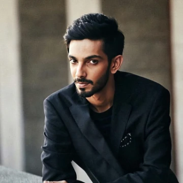 Анирудх Равичандер (англ. Anirudh Ravichander) — индийский кинокомпозитор, певец, закадровый исполнитель и музыкальный продюсер.