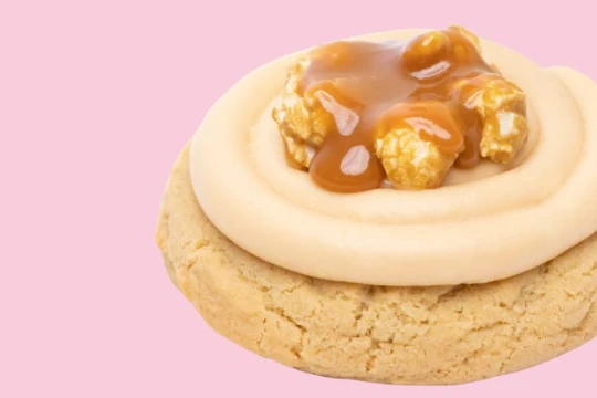 Crumbl Cookies — название американской компании, которая производит печенье. По-русски название можно прочитать как «крамбл кукиз». 