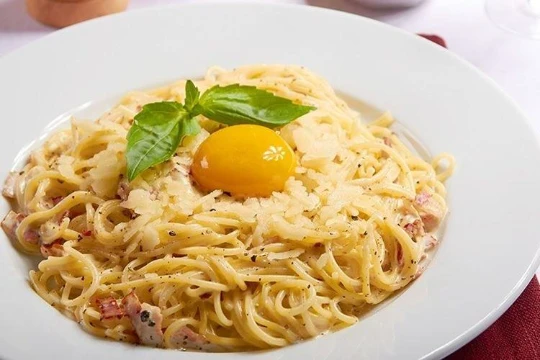 Итальянская кухня — традиционная кухня Италии, распространённая и популярная во всём мире, благодаря таким блюдам, как пицца и спагетти. 