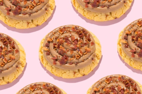 Crumbl Cookies — название американской компании, которая производит печенье. По-русски название можно прочитать как «крамбл кукиз». 