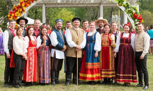Славяне — обширная группа народов Восточной Европы, в которую, как известно, входят и русские. Все они похожи, но имеют разные традиции и культуру. Узнай, какой из них тебе больше подходит!