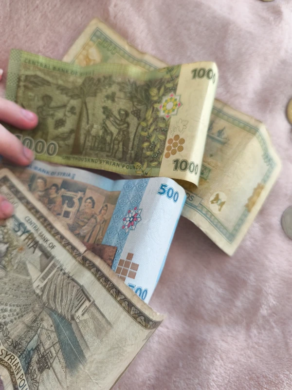 Почему-то два дизайна у 1000ной купюры Почему-то два дизайна у 1000ной купюры