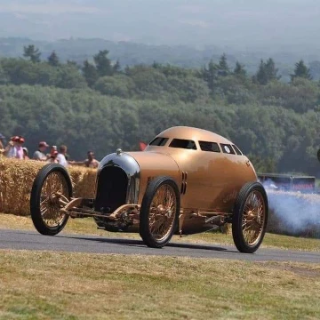 Какой авто из всех самый современный и футуристичный и не устарел 100 лет спустя.