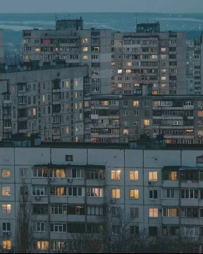 обычный российский город, обычный его житель, и обычный его день.