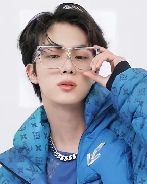 Какой сольник BTS твой?
Выбери любимые вайбы, и мы скажем, чей сольный трек тебе ближе всего — от огненного хита до душевной баллады. Готов(а) узнать свою песню?