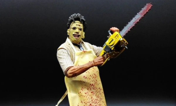 В тесте представлены фигурки по франшизе "the texas chainsaw massacre" 
